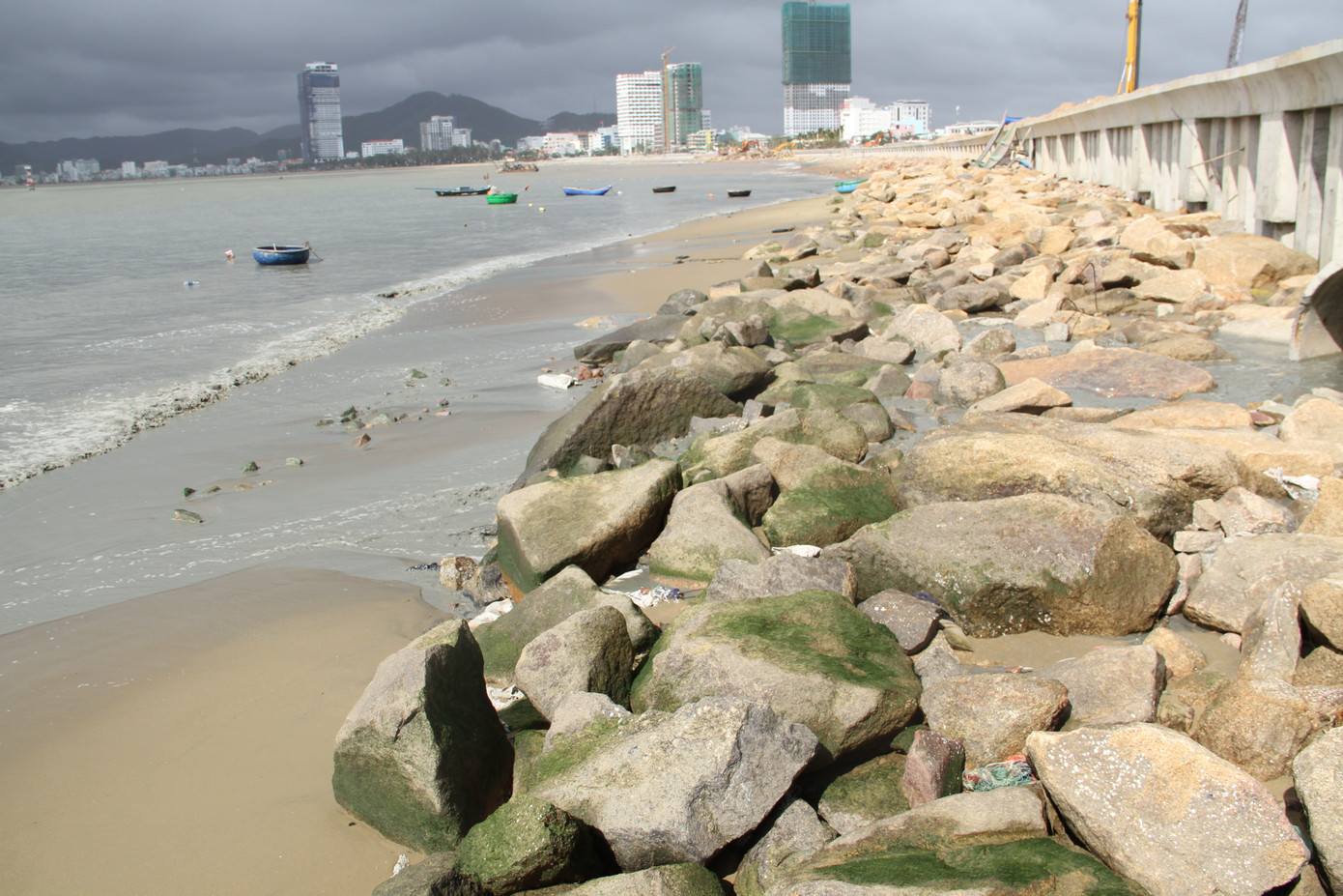 Phát hiện nguồn nước đen ngòm xả thải ra biển Bình Định ảnh 3