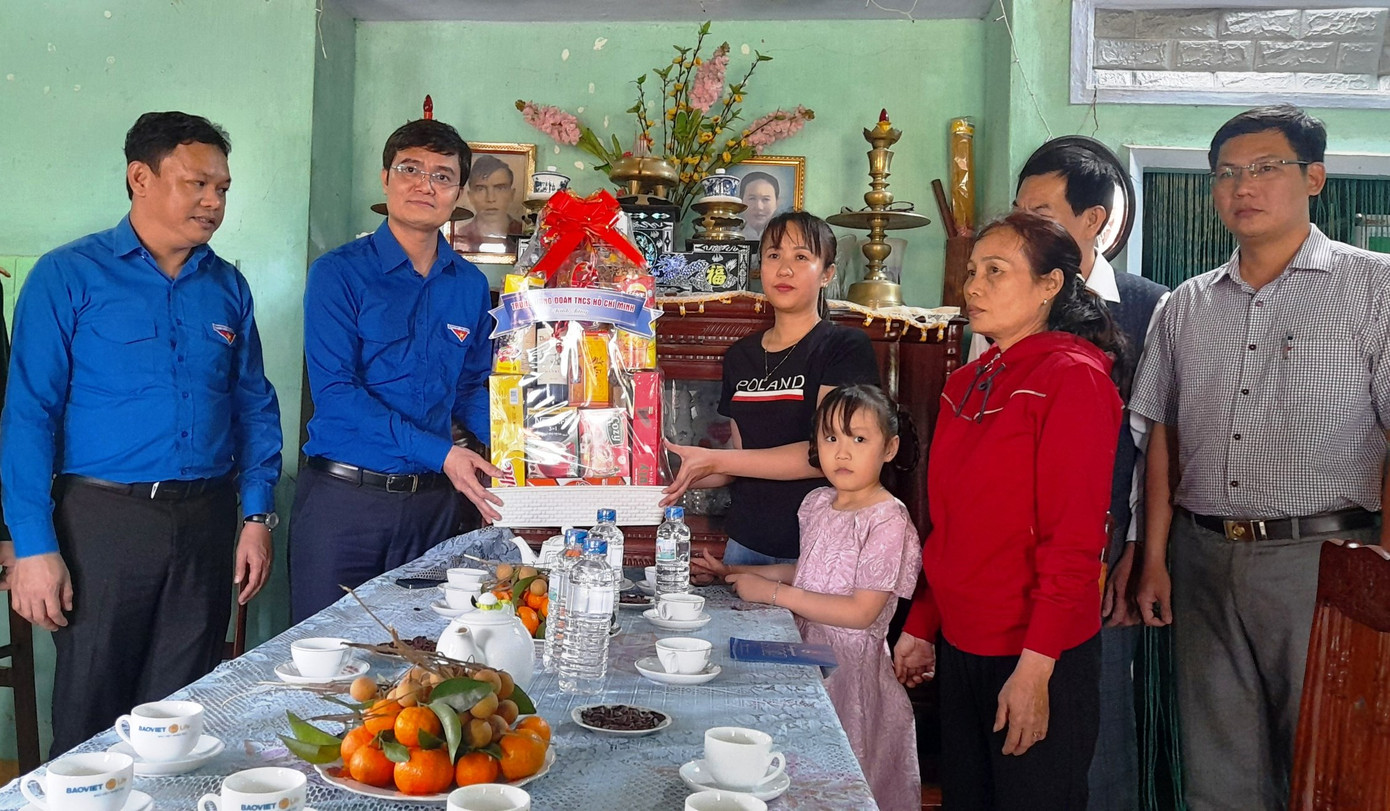 Bí thư Thường trực Trung ương Đoàn tặng quà Tết tại Phú Yên ảnh 3