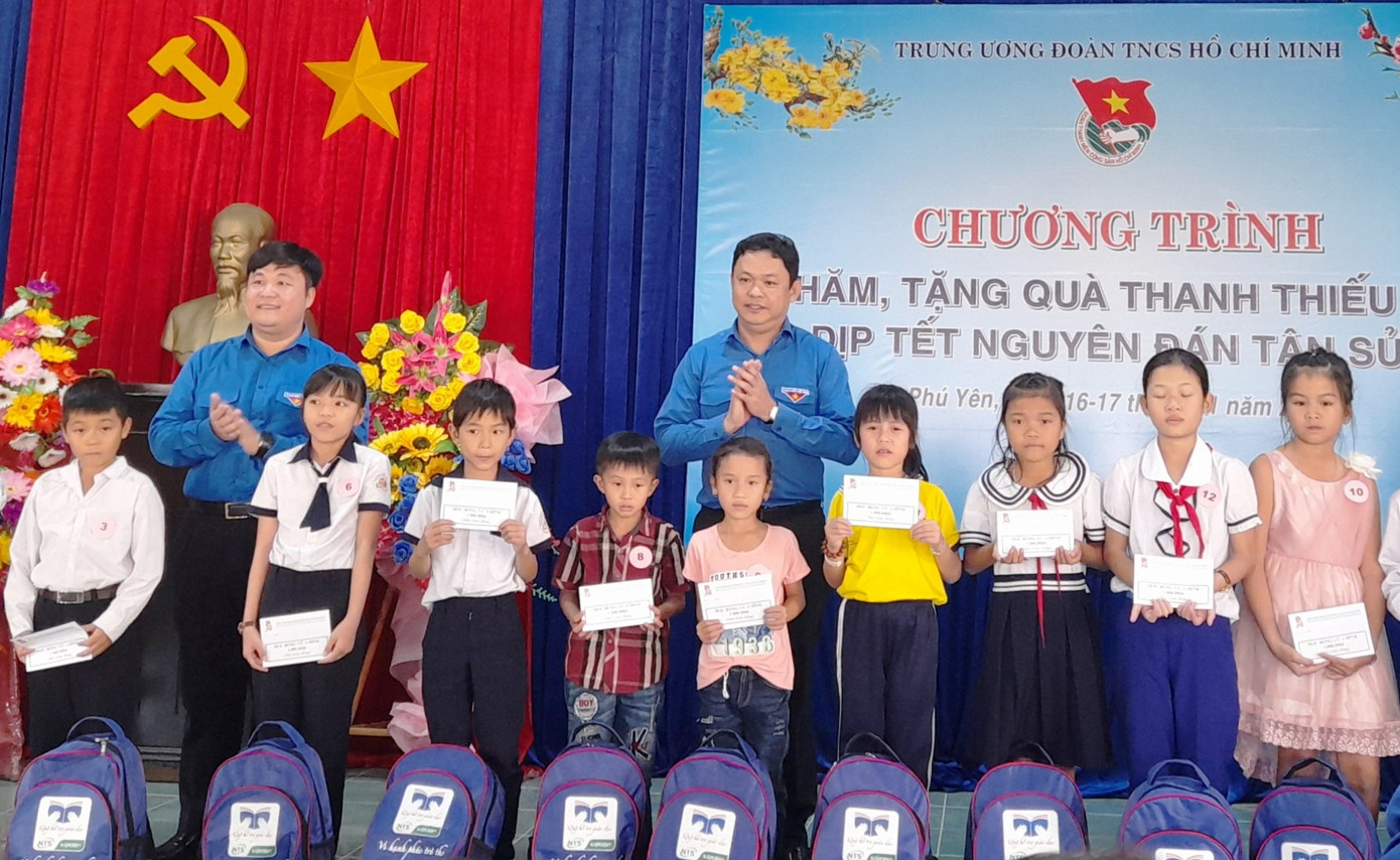 Bí thư Thường trực Trung ương Đoàn tặng quà Tết tại Phú Yên ảnh 2
