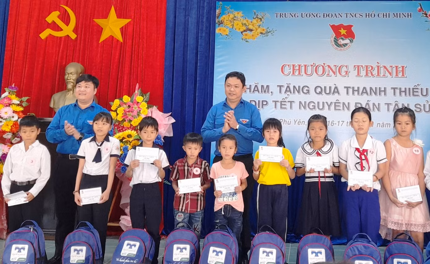 Bí thư Thường trực Trung ương Đoàn tặng quà Tết tại Phú Yên ảnh 2