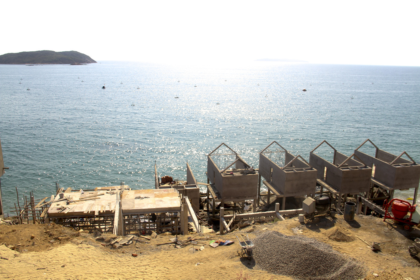 Cận cảnh 2 khu nghỉ dưỡng vừa bị thổi phạt dọc bờ biển Quy Nhơn ảnh 5