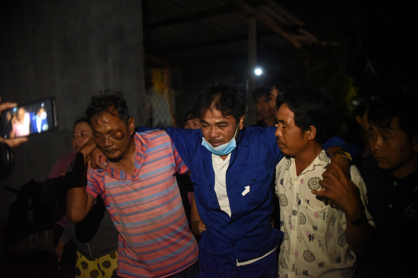 Rưng rưng khoảng khắc hồi hương của 3 ngư dân 'trở về từ cõi chết' ảnh 4