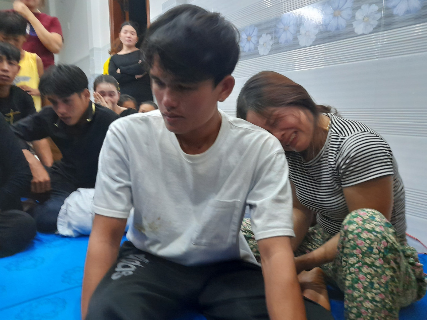 Rưng rưng khoảng khắc hồi hương của 3 ngư dân 'trở về từ cõi chết' ảnh 6