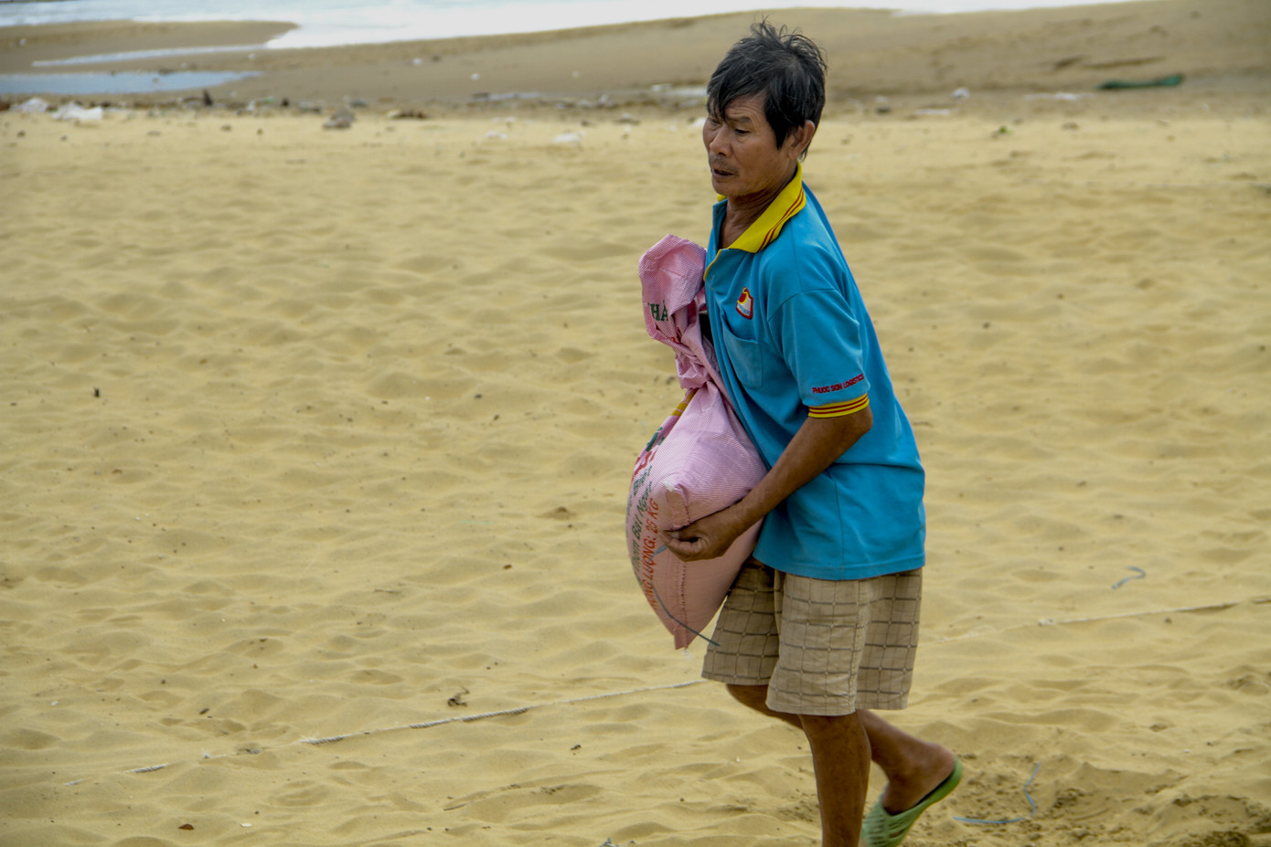 Người dân Quy Nhơn đổ xô xúc cát chèn chống nhà cửa trước bão số 6 ảnh 2