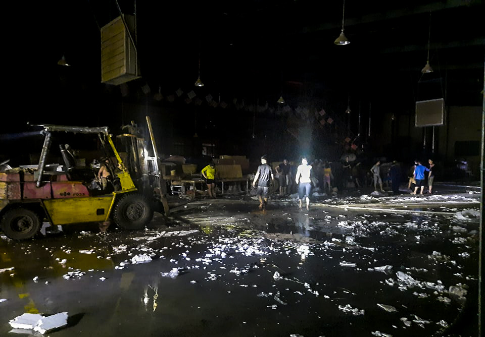 70 lính cứu hỏa xuyên đêm chữa cháy xưởng gỗ ảnh 5