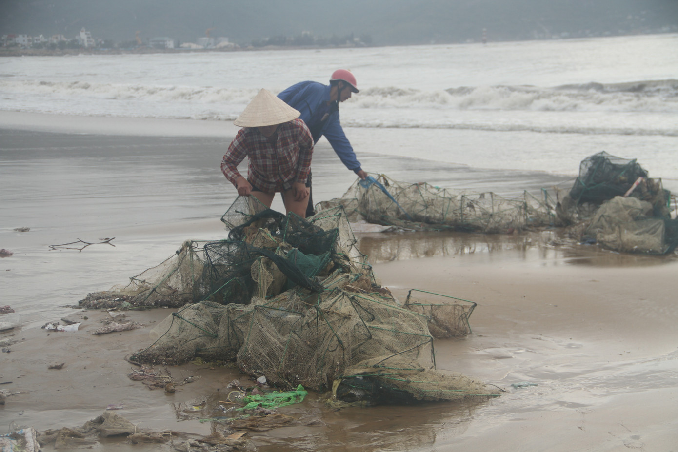 Sau bão số 5, cây cối đổ ngổn ngang, bãi biển Quy Nhơn ngập ngụa rác ảnh 13