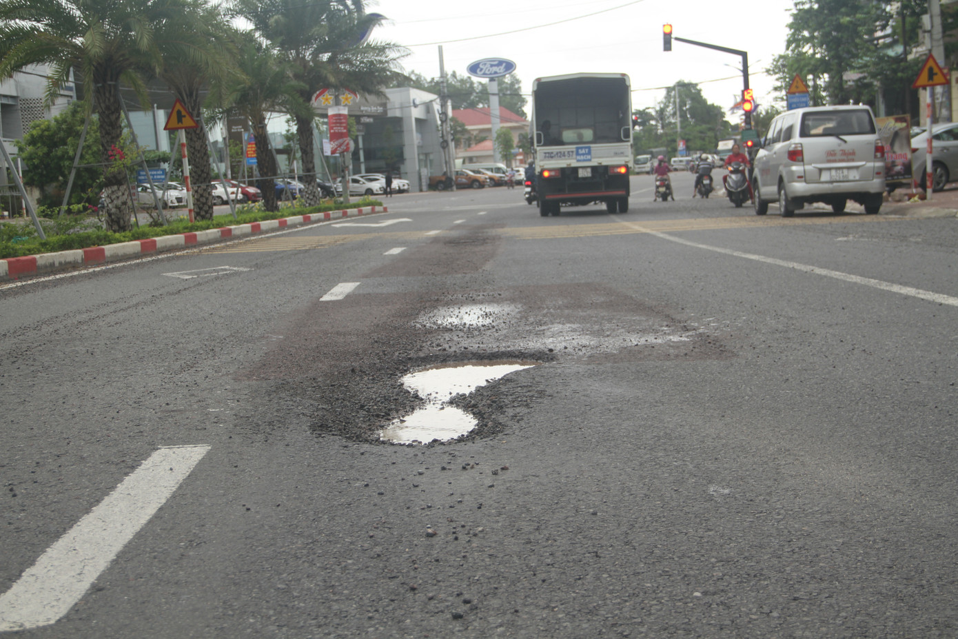 Quốc lộ 1D đi qua Bình Định lại 'áo rách' sau mưa ảnh 7