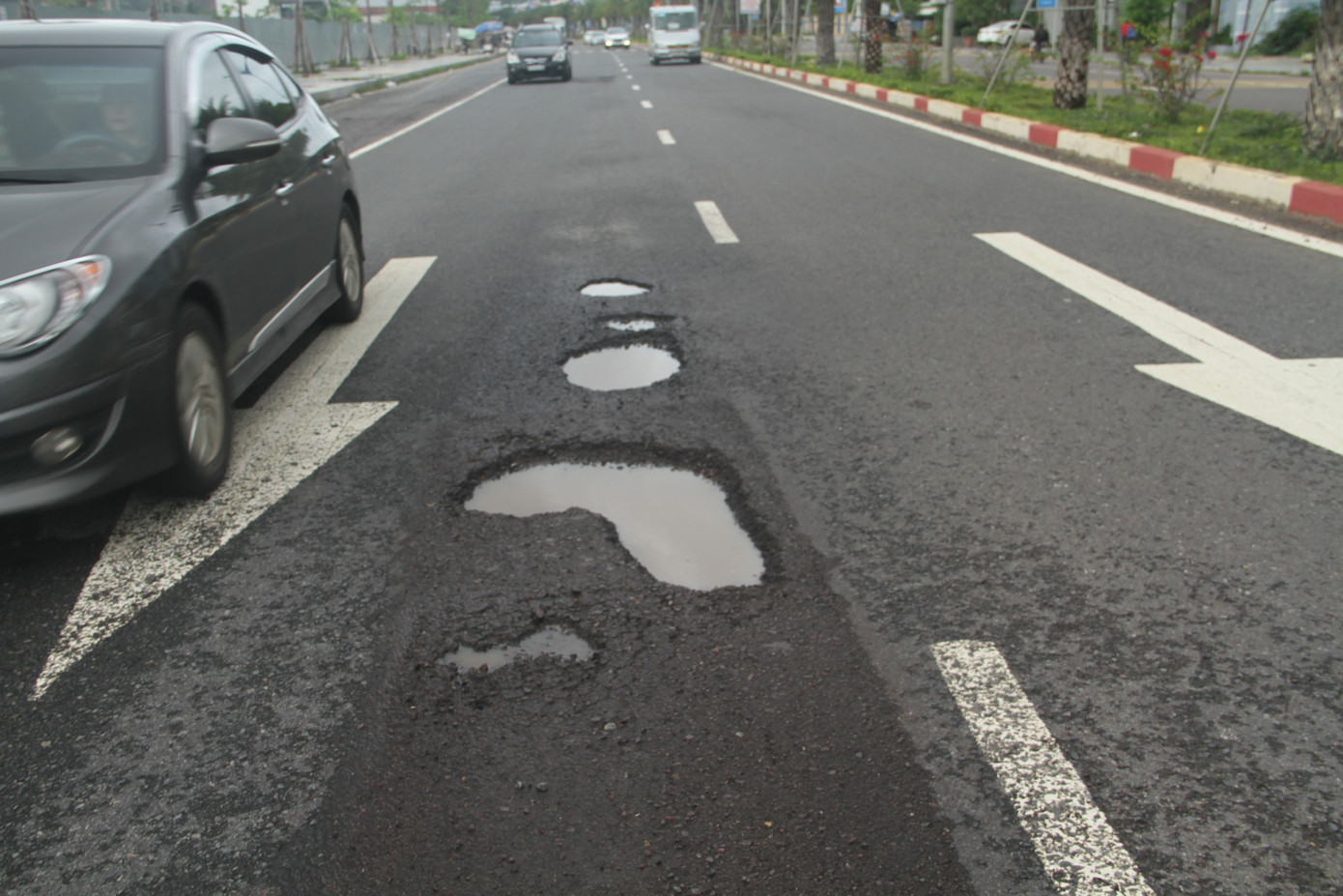 Quốc lộ 1D đi qua Bình Định lại 'áo rách' sau mưa ảnh 2