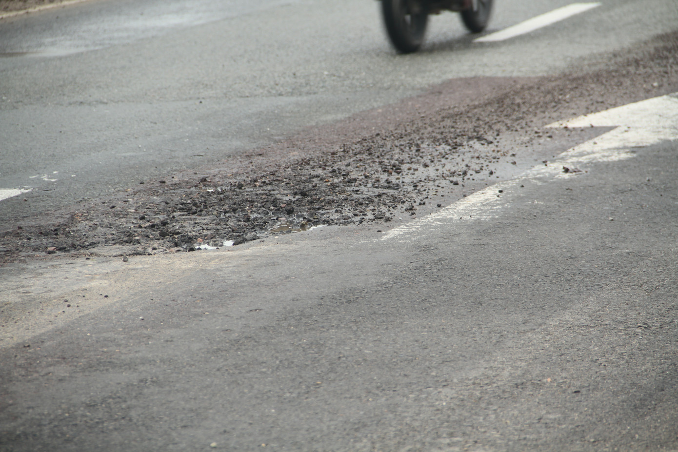 Quốc lộ 1D đi qua Bình Định lại 'áo rách' sau mưa ảnh 6