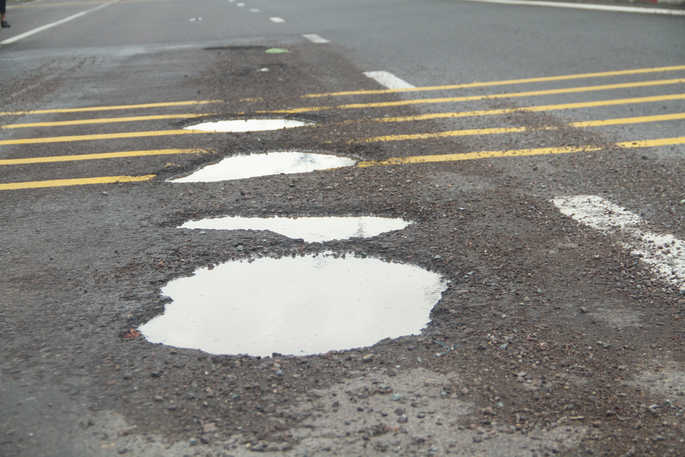 Quốc lộ 1D đi qua Bình Định lại 'áo rách' sau mưa ảnh 1