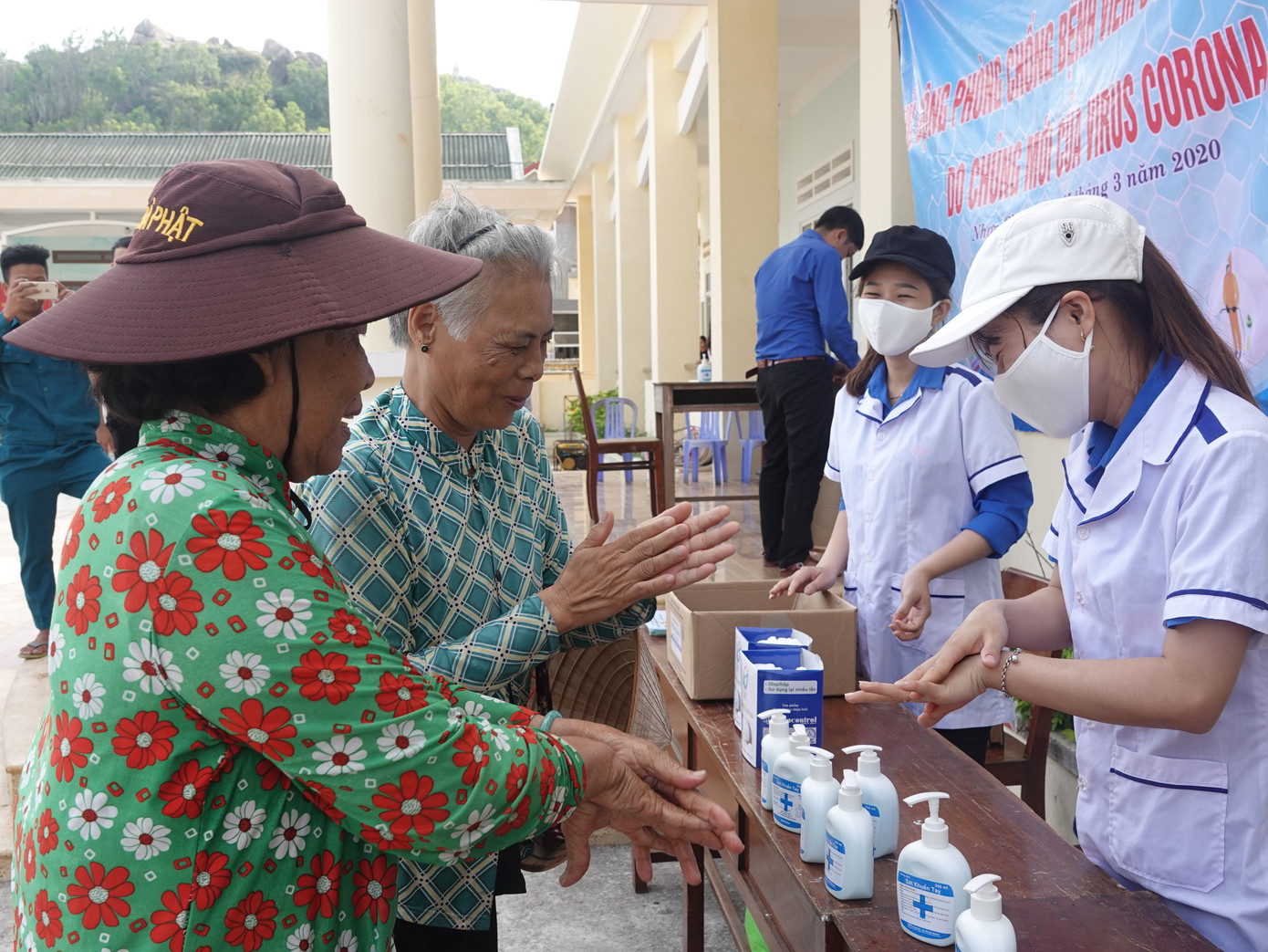 Tuổi trẻ Bình Định sôi nổi với chương trình 'Tháng ba biên giới' ảnh 3