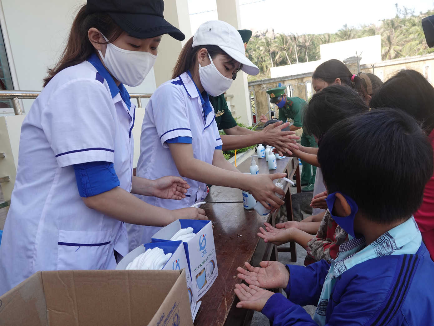 Thanh niên Hải Phòng nhắc người dân giữ khoảng cách, rửa tay sát khuẩn tại cây ATM ảnh 9 Thanh niên Hải Phòng nhắc người dân giữ khoảng cách, rửa tay sát khuẩn tại cây ATM ảnh 9