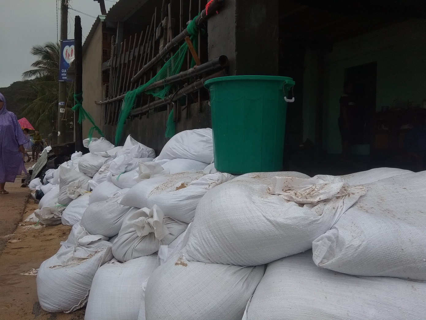 Sau bão số 5: Quảng Ngãi hư hại hơn 400 nhà, sóng đánh sập kè ở Bình Định ảnh 18