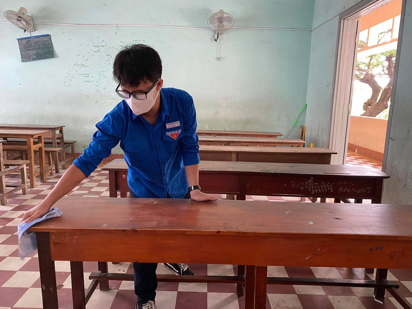 Tuổi trẻ Bình Định vệ sinh trường lớp đón học sinh đi học lại ảnh 1