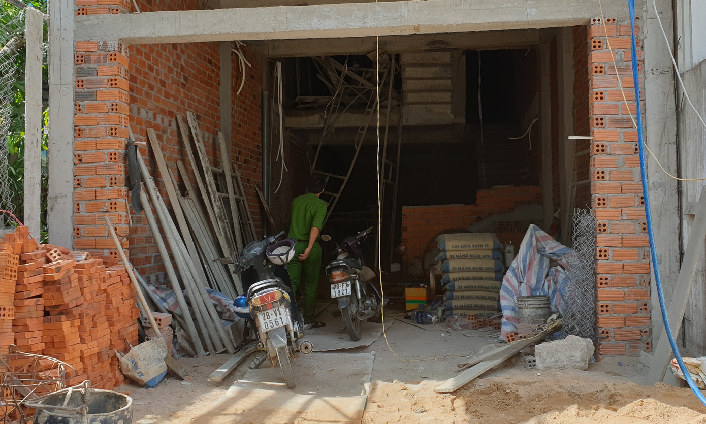 Giàn giáo bất ngờ đổ sập, 4 người bị thương ảnh 1