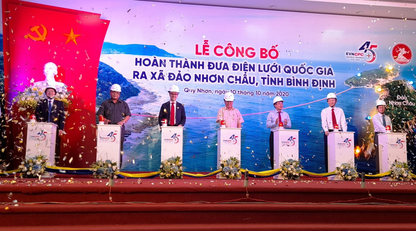 Cấp điện bằng cáp ngầm xuyên biển cho hơn 600 hộ dân ảnh 1