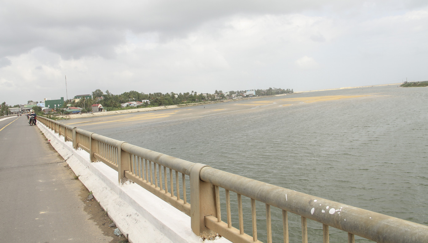 Cửa biển bị bịt kín, đời sống người dân ảnh hưởng nghiêm trọng ảnh 1