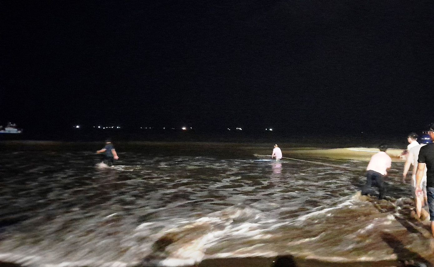 2 thanh niên đuối nước khi đi tắm biển ảnh 1