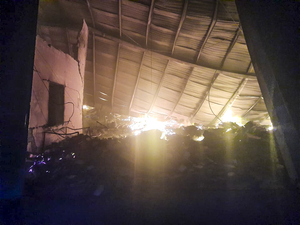 70 lính cứu hỏa xuyên đêm chữa cháy xưởng gỗ ảnh 6