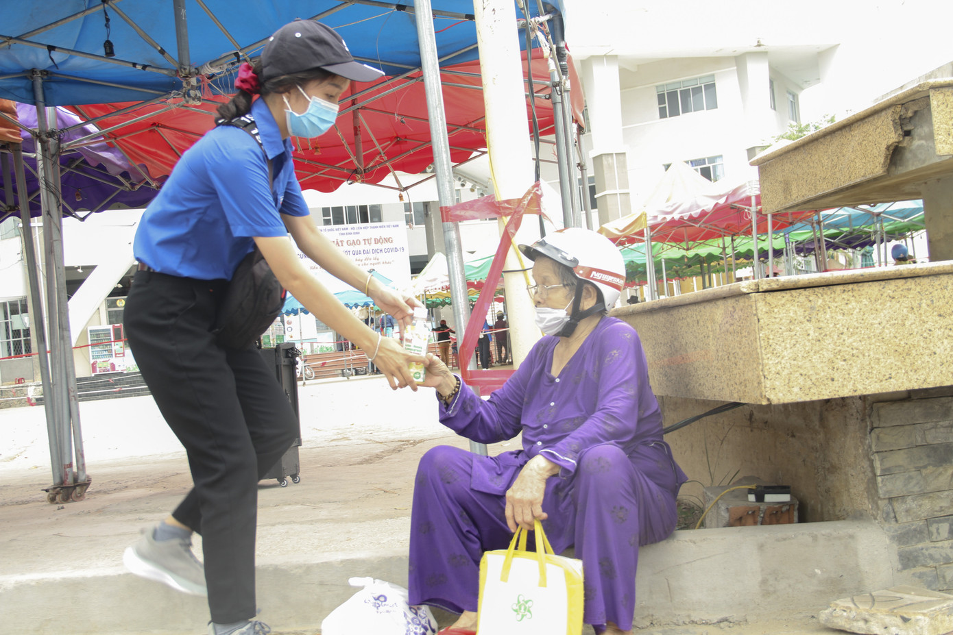 Màu áo xanh tình nguyện trong cuộc chiến chống dịch COVID-19 ảnh 9