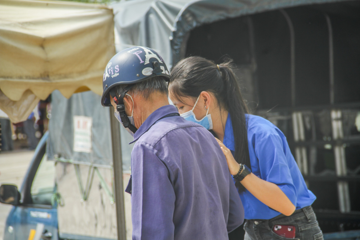 Màu áo xanh tình nguyện trong cuộc chiến chống dịch COVID-19 ảnh 6