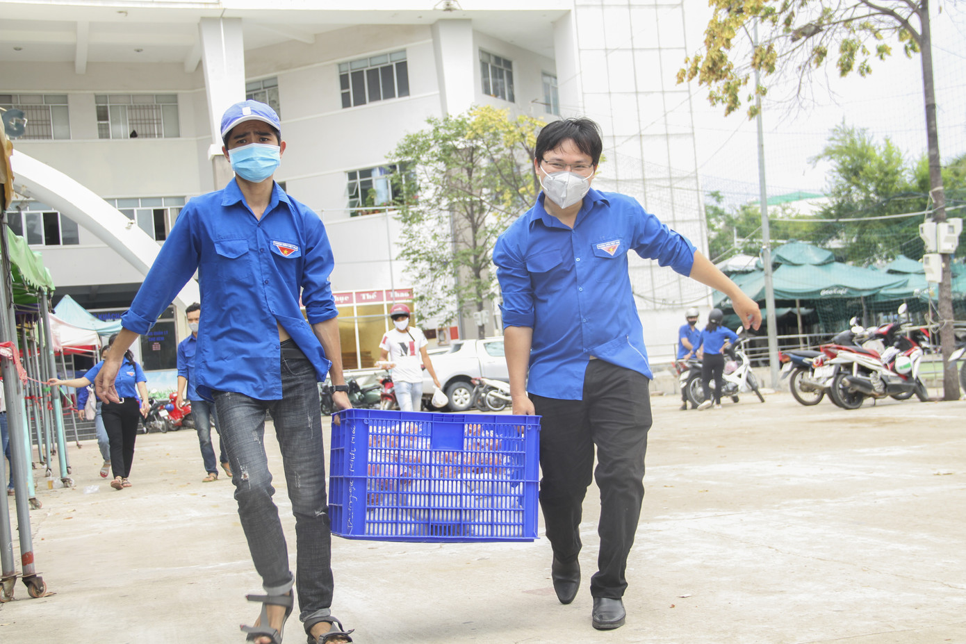 Màu áo xanh tình nguyện trong cuộc chiến chống dịch COVID-19 ảnh 7