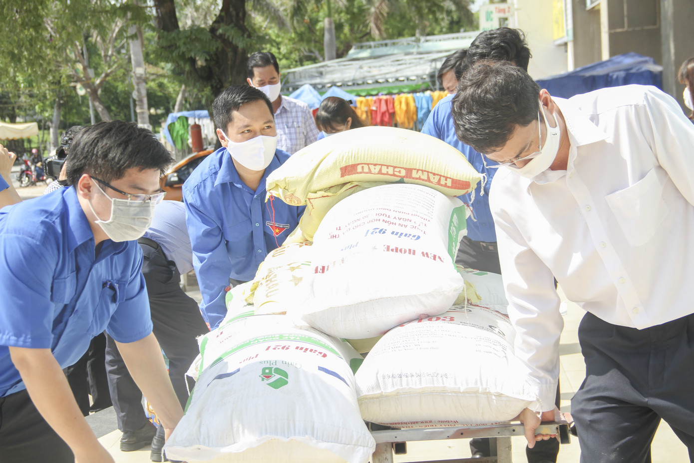 Màu áo xanh tình nguyện trong cuộc chiến chống dịch COVID-19 ảnh 4
