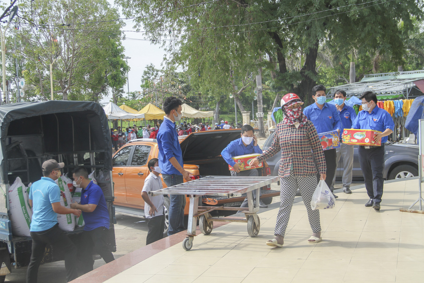 Màu áo xanh tình nguyện trong cuộc chiến chống dịch COVID-19 ảnh 3