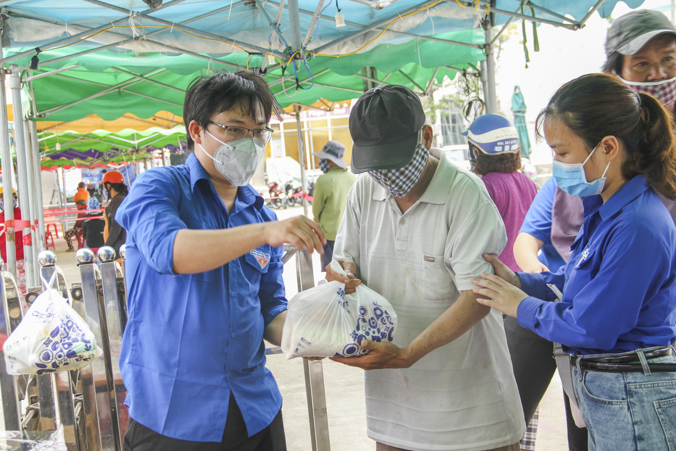 Màu áo xanh tình nguyện trong cuộc chiến chống dịch COVID-19 ảnh 2