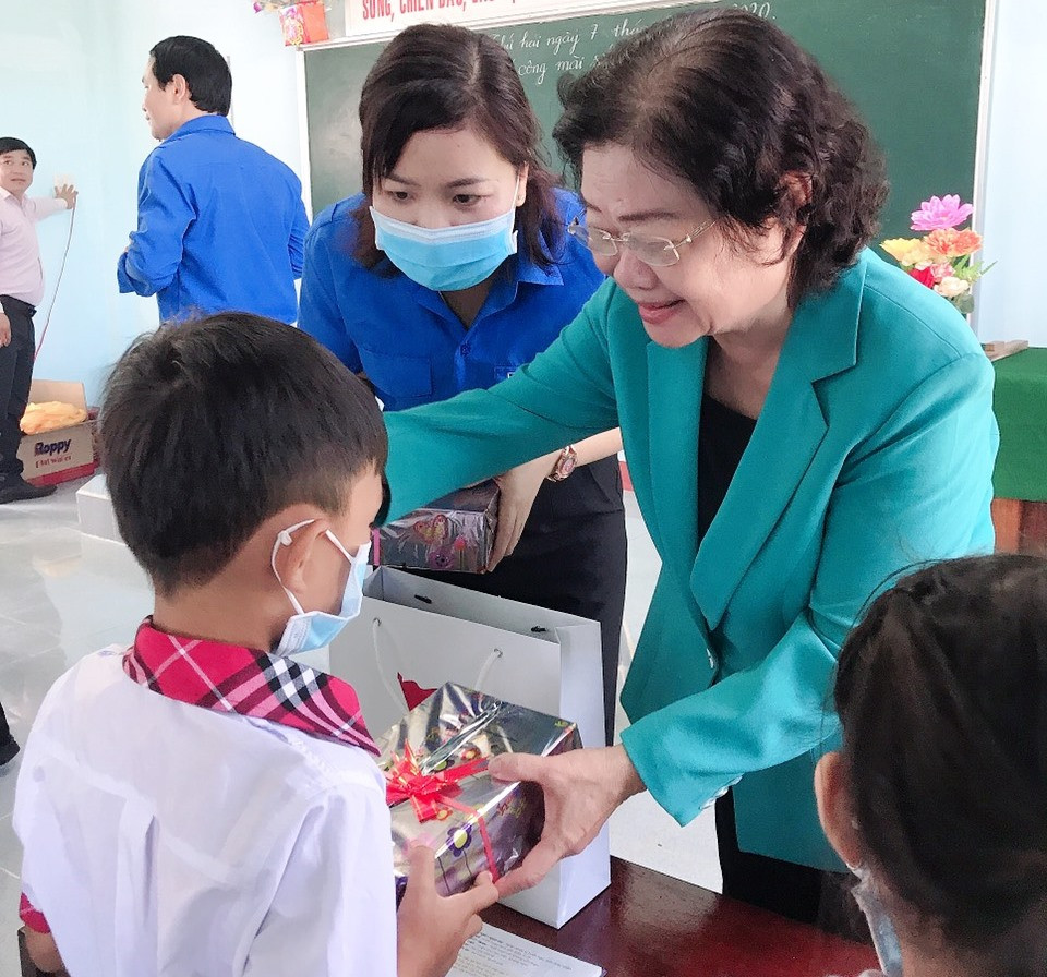 Quỹ học bổng Vừ A Dính hỗ trợ xây dựng 'trường đẹp cho em' ảnh 2