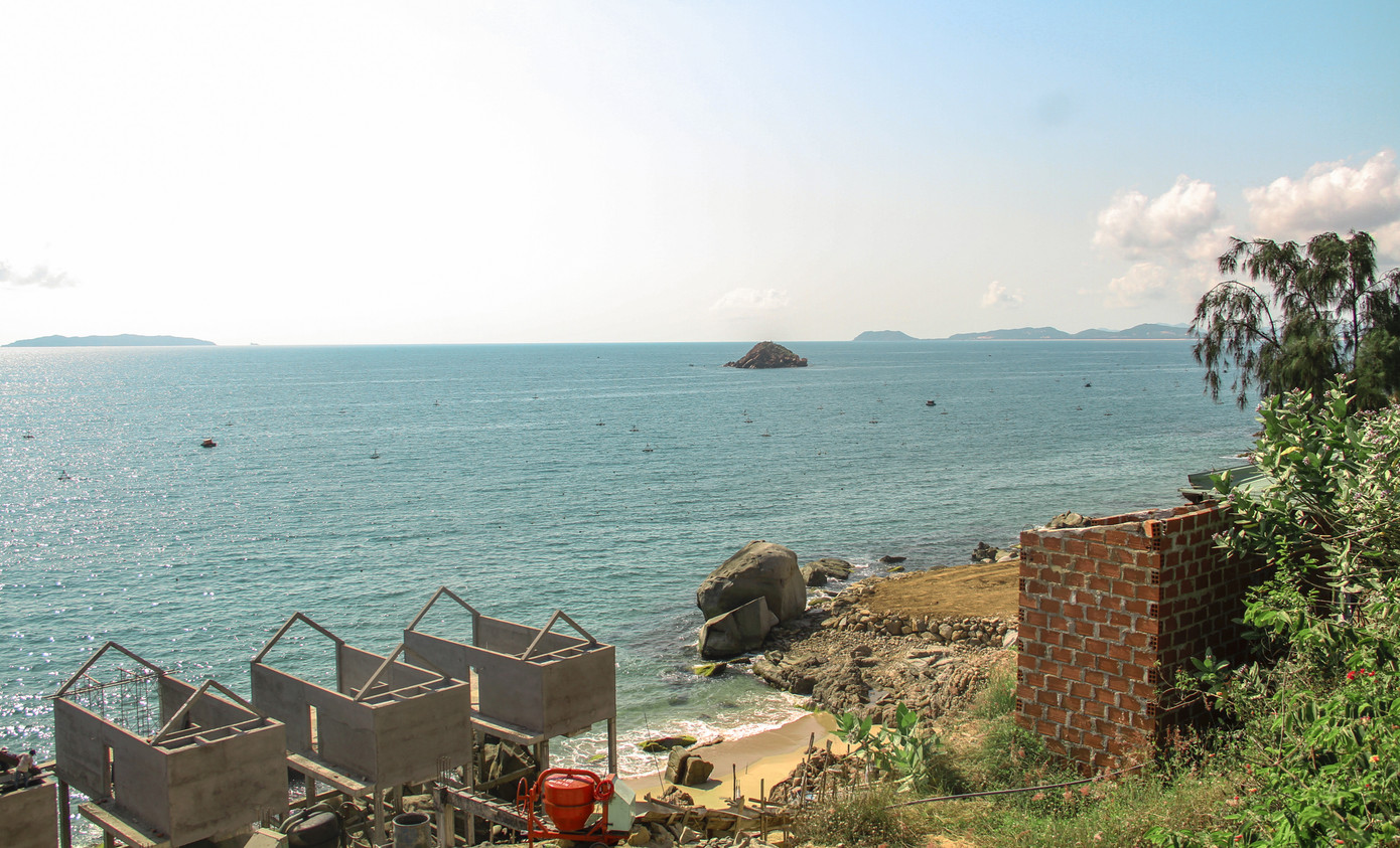 Cận cảnh 2 khu nghỉ dưỡng vừa bị thổi phạt dọc bờ biển Quy Nhơn ảnh 6