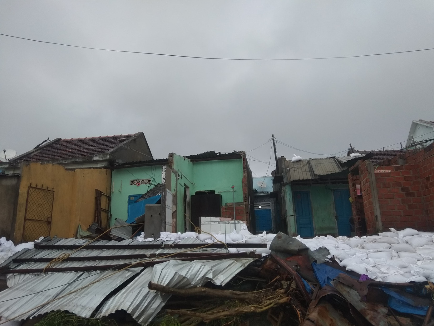 Sau bão số 5: Quảng Ngãi hư hại hơn 400 nhà, sóng đánh sập kè ở Bình Định ảnh 11