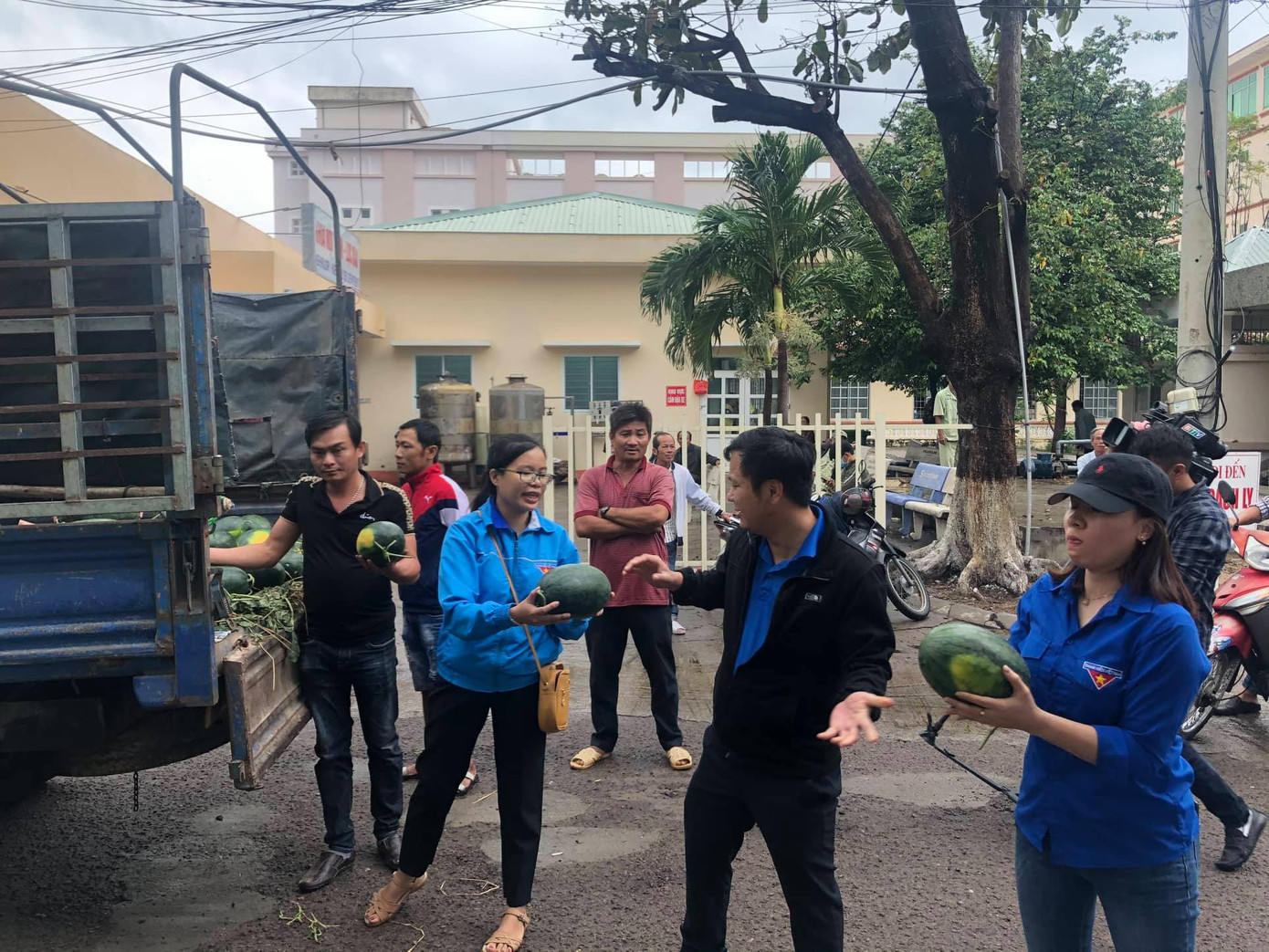 Tuổi trẻ Bình Định tham gia 'giải cứu' dưa hấu trong mùa dịch ảnh 4