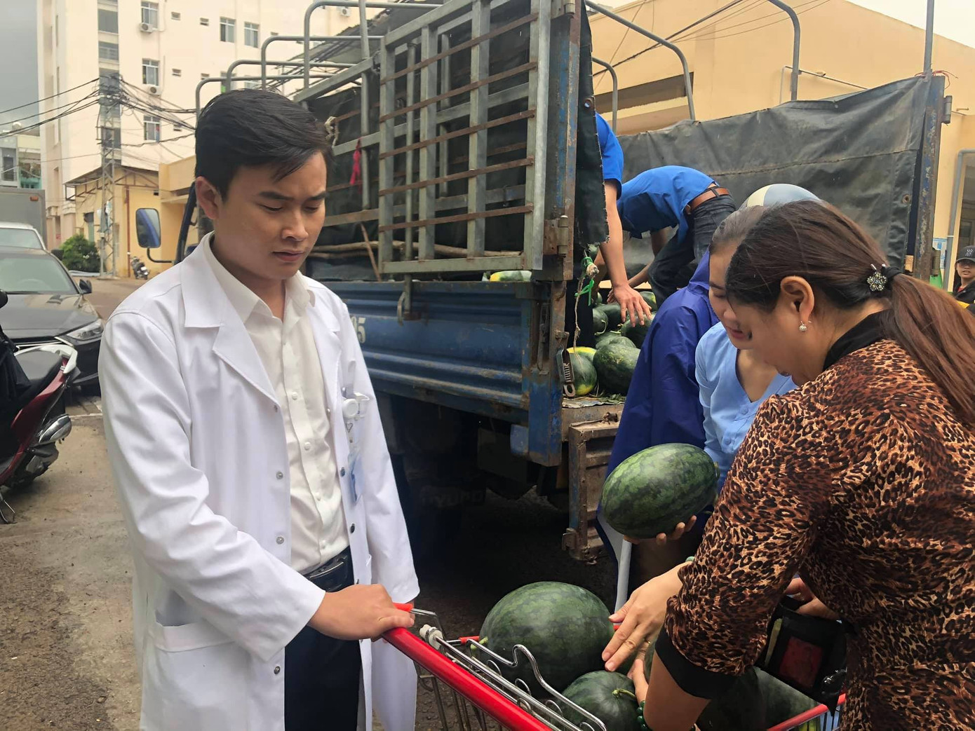 Tuổi trẻ Bình Định tham gia 'giải cứu' dưa hấu trong mùa dịch ảnh 5