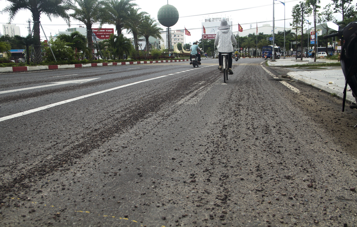 Quốc lộ 1D đi qua Bình Định lại 'áo rách' sau mưa ảnh 3