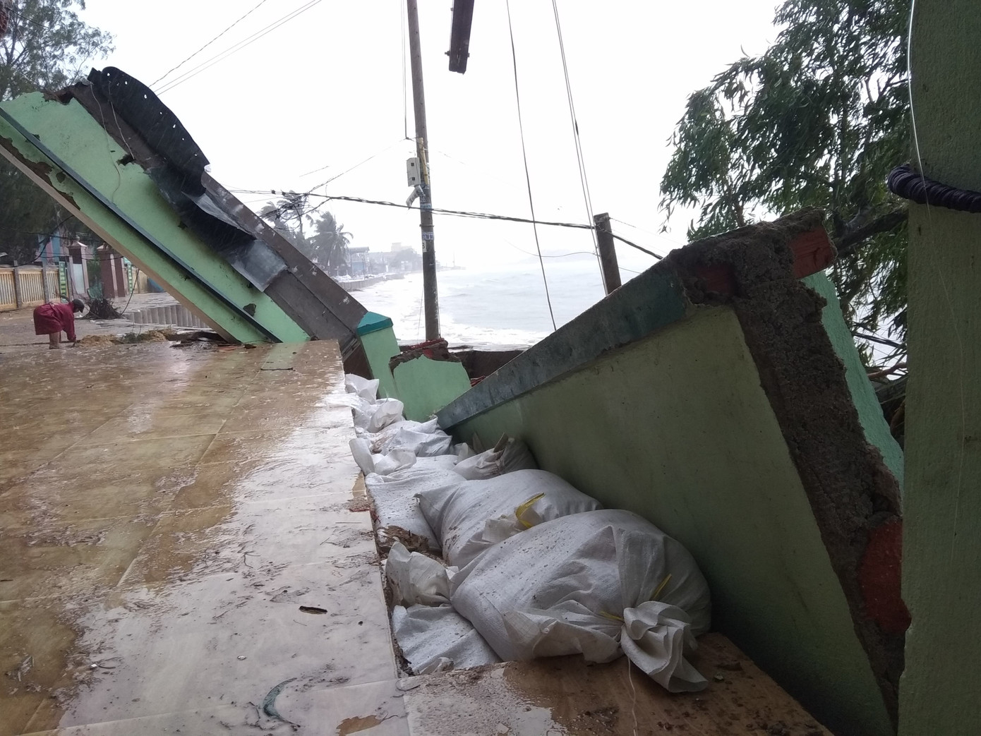 Sau bão số 5: Quảng Ngãi hư hại hơn 400 nhà, sóng đánh sập kè ở Bình Định ảnh 19