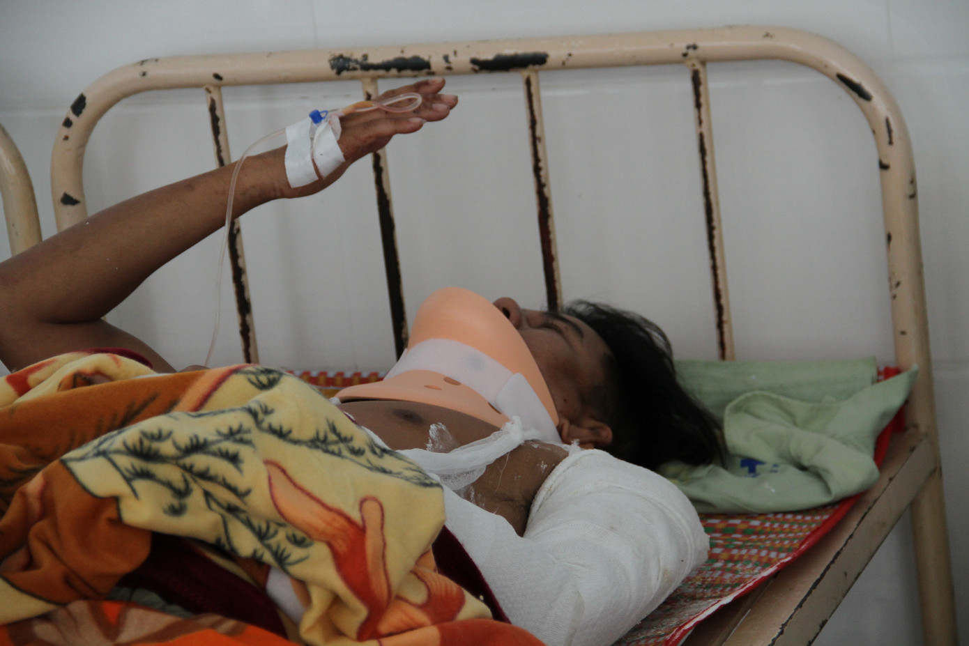 Vụ xe bán tải tông liên hoàn khiến 7 người thương vong: Thêm 1 người nguy kịch ảnh 1