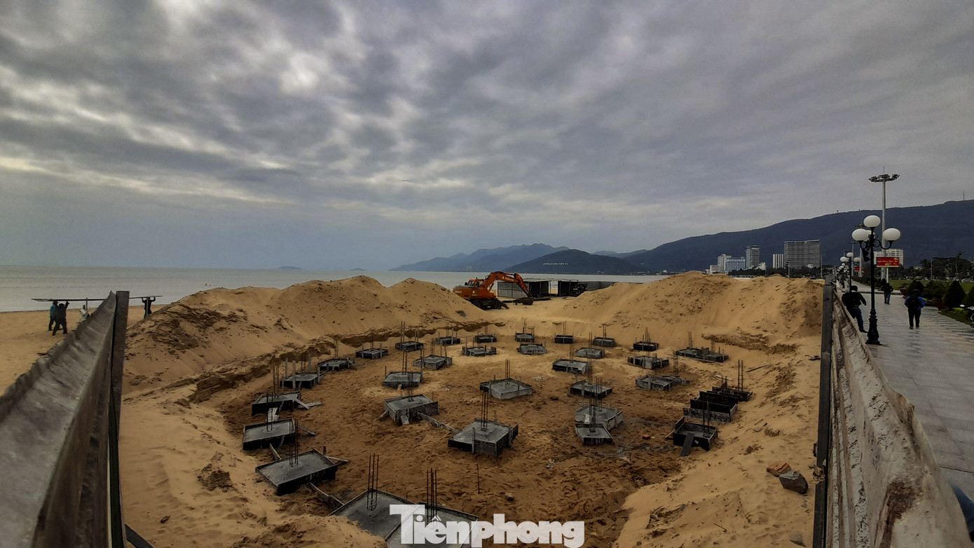 Tháo dỡ khu dịch vụ xây trái phép trên bãi biển Quy Nhơn ảnh 1