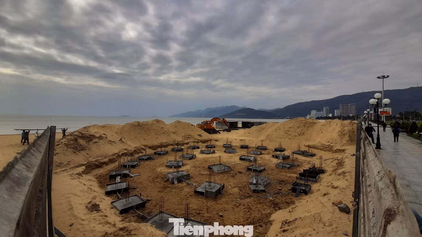 Tháo dỡ khu dịch vụ xây trái phép trên bãi biển Quy Nhơn ảnh 1