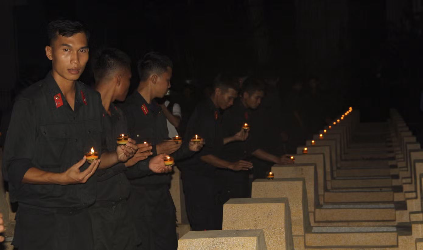 Hơn 1.000 đoàn viên, thanh niên Nha Trang thắp nến tri ân các anh hùng liệt sĩ ảnh 12