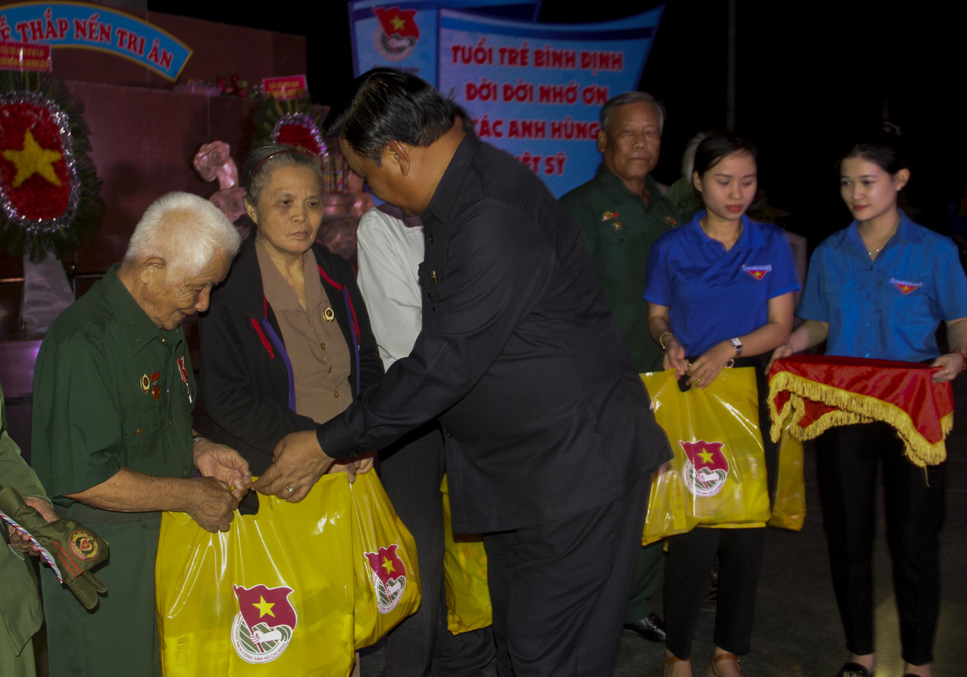 Tuổi trẻ Bình Định làm nhiều phần việc ý nghĩa tri ân các anh hùng liệt sĩ ảnh 7