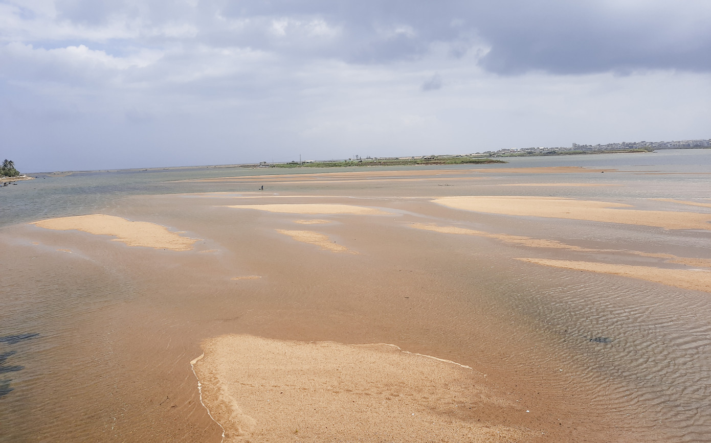 Cửa biển bị bịt kín, đời sống người dân ảnh hưởng nghiêm trọng ảnh 2