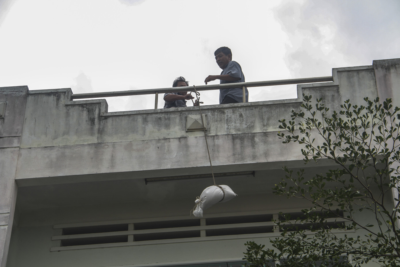 Người dân Quy Nhơn đổ xô xúc cát chèn chống nhà cửa trước bão số 6 ảnh 5