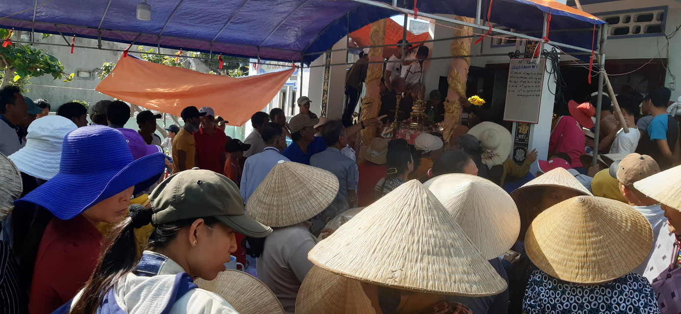 Phát hiện cá ông, người dân đưa về làng dựng rạp mai táng ảnh 1