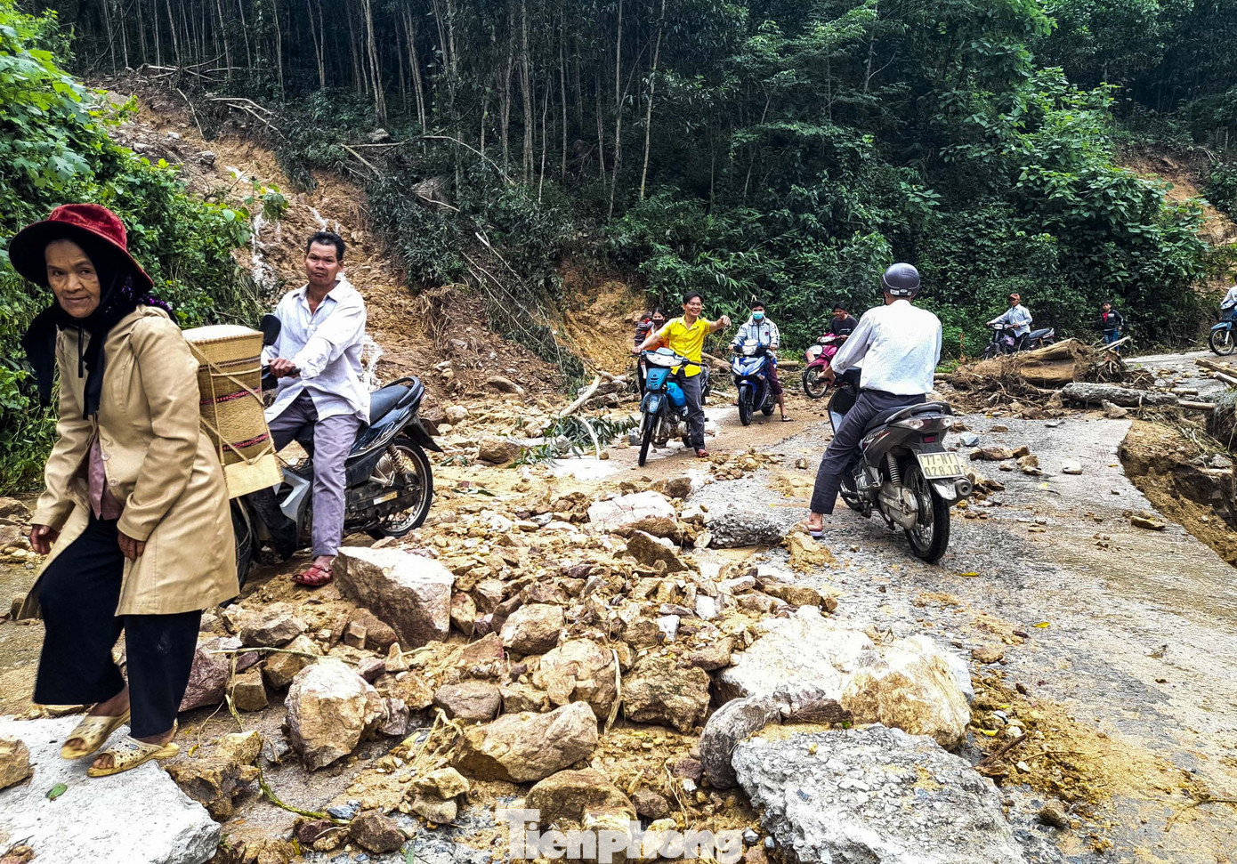 Dùng 4 xe máy đào sửa đường bị sạt lở do lũ quét ở Bình Định ảnh 7