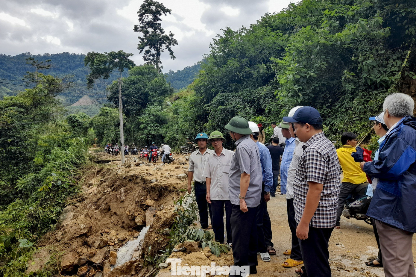 Dùng 4 xe máy đào sửa đường bị sạt lở do lũ quét ở Bình Định ảnh 1