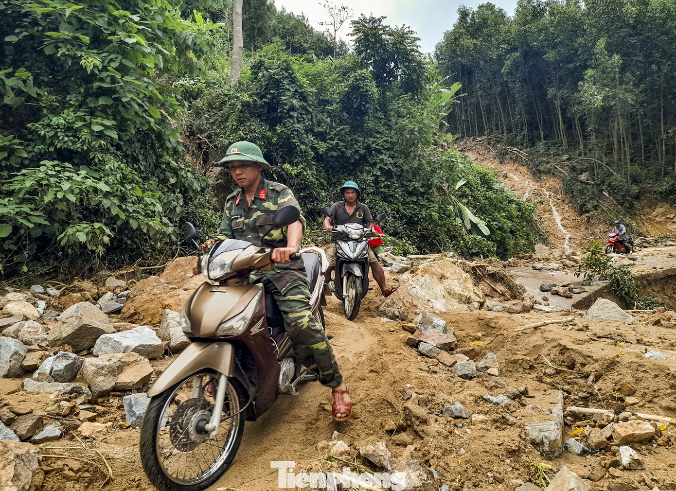 Dùng 4 xe máy đào sửa đường bị sạt lở do lũ quét ở Bình Định ảnh 6