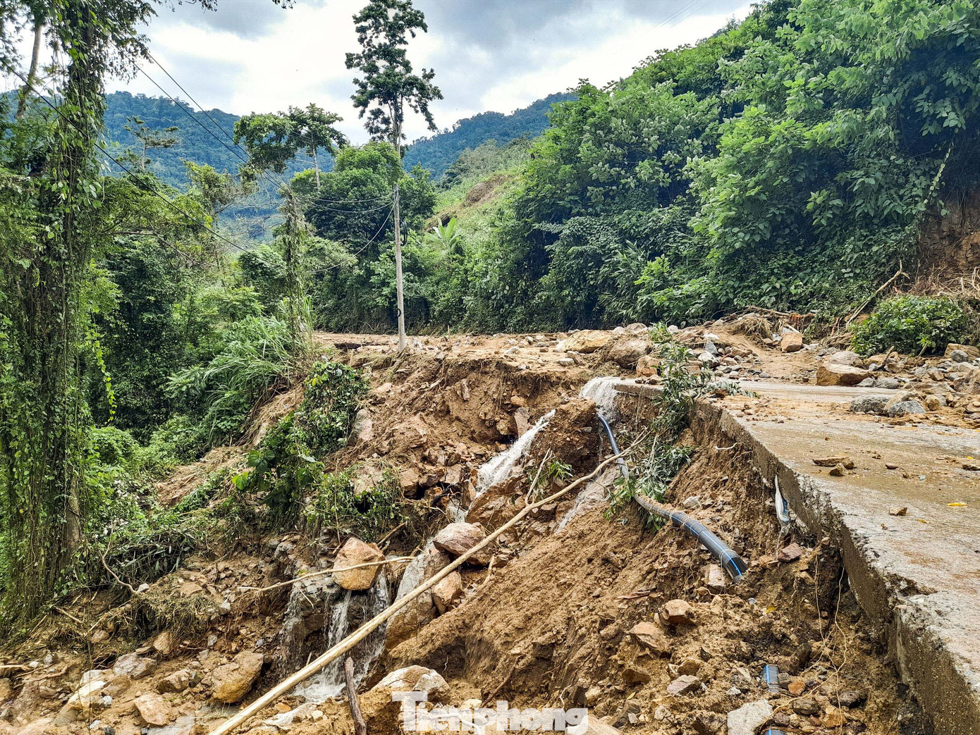 Dùng 4 xe máy đào sửa đường bị sạt lở do lũ quét ở Bình Định ảnh 5