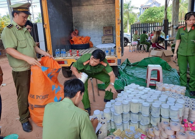 Phát hiện một lượng lớn mỹ phẩm tự pha trộn không rõ nguồn gốc ảnh 1