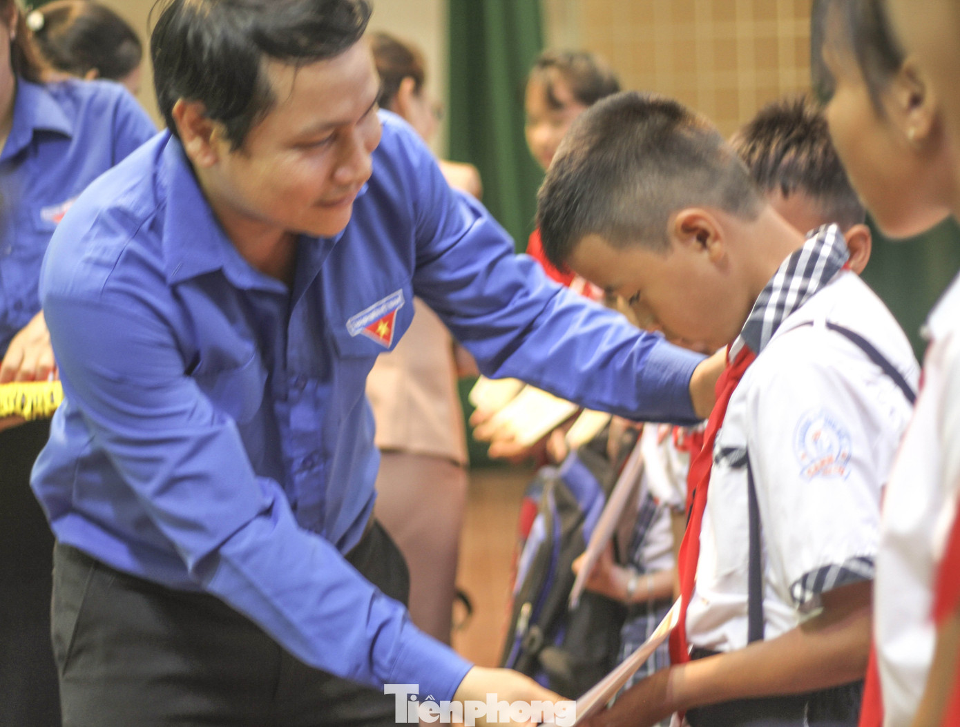 Trao học bổng cho học sinh dân tộc thiểu số, con em gia đình ngư dân khó khăn ảnh 1